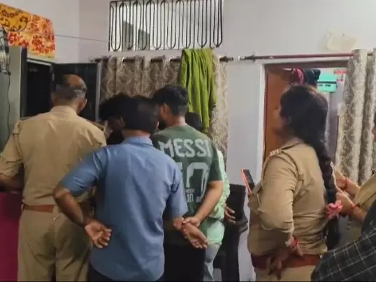 Kaushambi: घर से नकदी व गहने गायब, पुलिस जांच में जुटी Kaushambi: घर से नकदी व गहने गायब, पुलिस जांच में जुटी