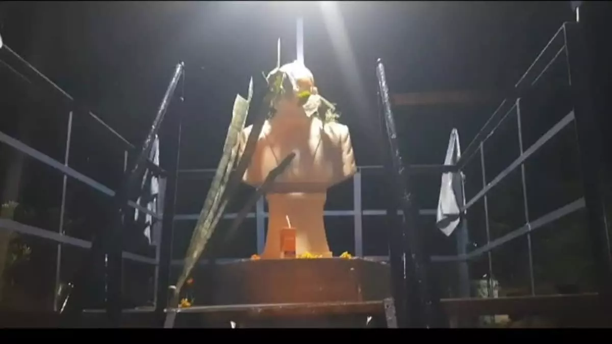 Eta: आंबेडकर प्रतिमा से छेड़छाड़ के बाद बवाल Eta: आंबेडकर प्रतिमा से छेड़छाड़ के बाद बवाल