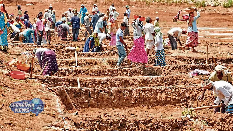 MGNREGS मजदूरों की हालत गंभीर: भीषण गर्मी में बिना छांव और पानी के काम जारी MGNREGS मजदूरों की हालत गंभीर: भीषण गर्मी में बिना छांव और पानी के काम जारी
