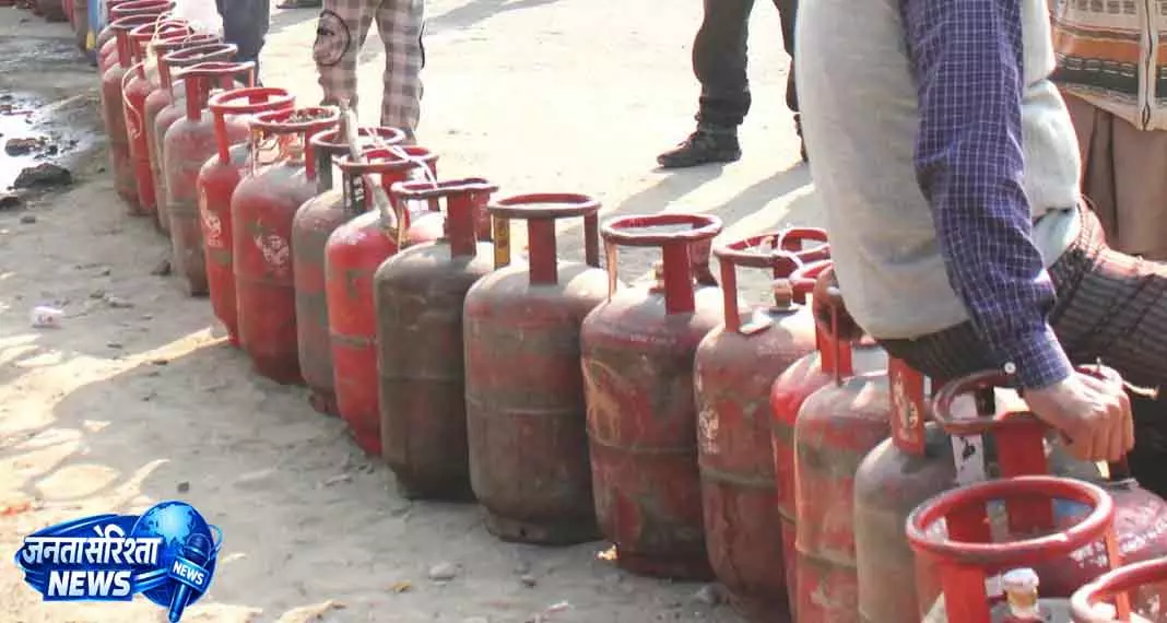 Delhi कमर्शियल LPG सिलेंडर की कीमत 993 रुपये बढ़ी Delhi कमर्शियल LPG सिलेंडर की कीमत 993 रुपये बढ़ी