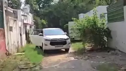 सामने गेट से बंगले में घुसी पुलिस, पीछे गेट से सांसद फरार, Video सामने गेट से बंगले में घुसी पुलिस, पीछे गेट से सांसद फरार, Video