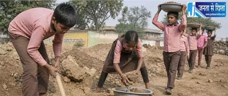 स्कूली बच्चों ने की रेत ढुलाई, वायरल वीडियो से भड़का पैरेंट्स का गुस्सा स्कूली बच्चों ने की रेत ढुलाई, वायरल वीडियो से भड़का पैरेंट्स का गुस्सा