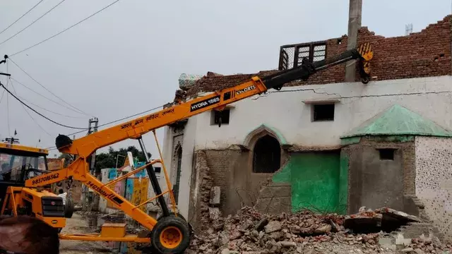 Anantnag: नशा मुक्त अभियान के तहत 15 अवैध दुकानें ध्वस्त Anantnag: नशा मुक्त अभियान के तहत 15 अवैध दुकानें ध्वस्त