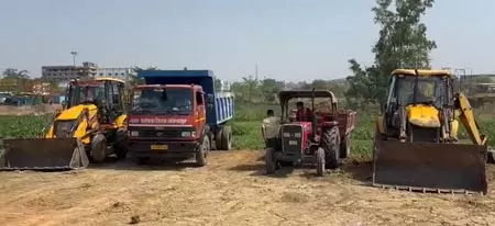 सरगुजा में अतिक्रमण पर चला बुलडोजर, जल मार्ग बाधित करने वाली 57 डिसमिल जमीन कब्जा मुक्त सरगुजा में अतिक्रमण पर चला बुलडोजर, जल मार्ग बाधित करने वाली 57 डिसमिल जमीन कब्जा मुक्त