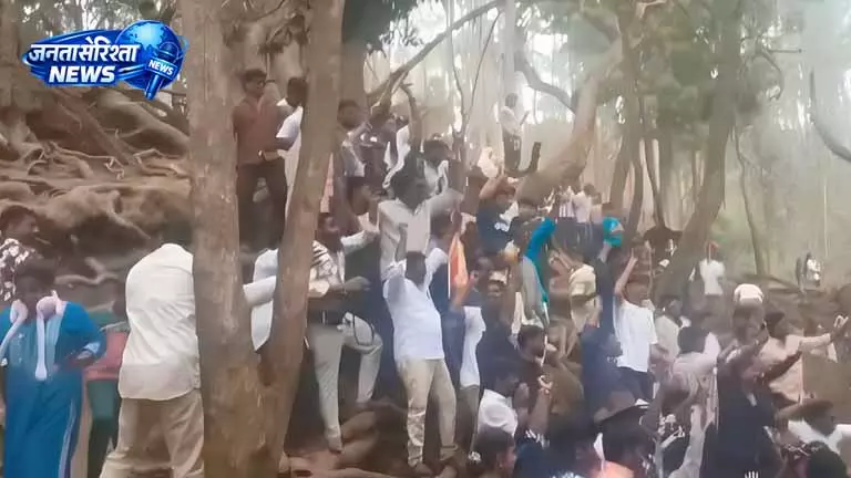 गुना गुफाओं में चुनावी रैलियों की धमक, TVK के नारे लगे गुना गुफाओं में चुनावी रैलियों की धमक, TVK के नारे लगे