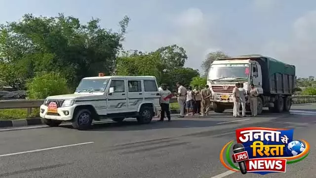 Balasore में पीछा करने के दौरान ट्रक ने एडिशनल तहसीलदार की गाड़ी को टक्कर मारी Balasore में पीछा करने के दौरान ट्रक ने एडिशनल तहसीलदार की गाड़ी को टक्कर मारी
