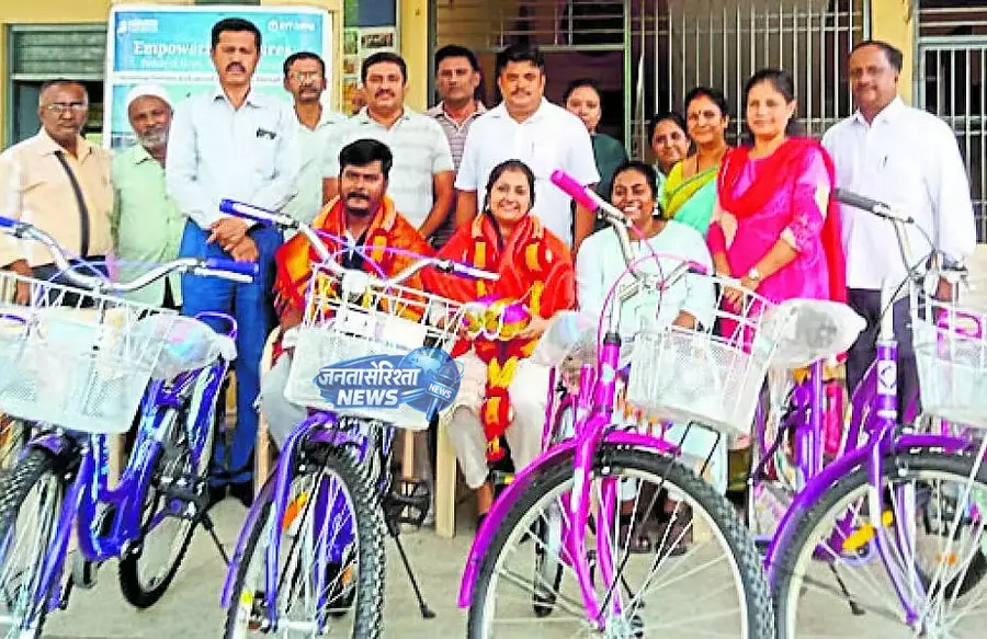 Karnataka : लड़कियों को साइकिल वितरण Karnataka : लड़कियों को साइकिल वितरण