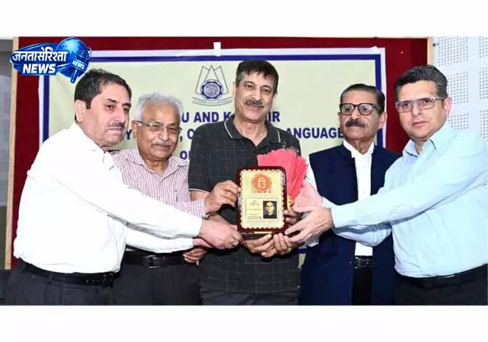 Jammu: 36वीं शहादत वर्षगांठ पर दी गई प्रेमी और बेटे को श्रद्धांजलि Jammu: 36वीं शहादत वर्षगांठ पर दी गई प्रेमी और बेटे को श्रद्धांजलि
