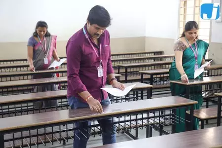 भर्ती परीक्षाओं में फर्जी उम्मीदवारों के नेटवर्क का भंडाफोड़, एसओजी की कार्रवाई भर्ती परीक्षाओं में फर्जी उम्मीदवारों के नेटवर्क का भंडाफोड़, एसओजी की कार्रवाई