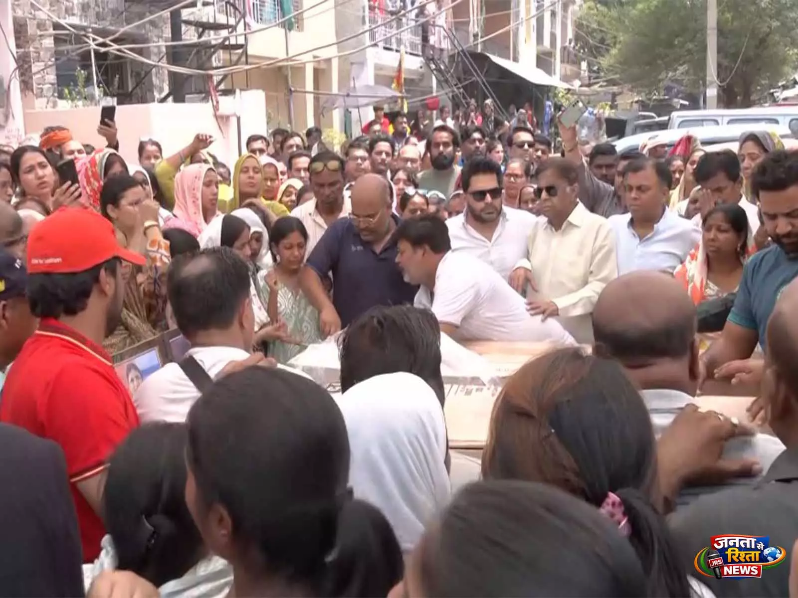 Jabalpur में क्रूज़ बोट पलटने से मारे गए दिल्ली के परिवार के शव घर लौटे Jabalpur में क्रूज़ बोट पलटने से मारे गए दिल्ली के परिवार के शव घर लौटे