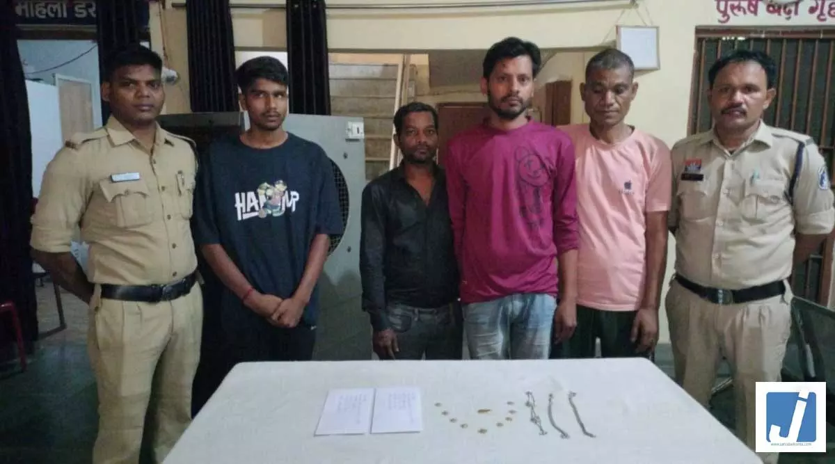 सूने मकान में सेंध लगाने वालों का पर्दाफाश, चोरी के जेवर खरीदने वाला व्यापारी भी धराया सूने मकान में सेंध लगाने वालों का पर्दाफाश, चोरी के जेवर खरीदने वाला व्यापारी भी धराया