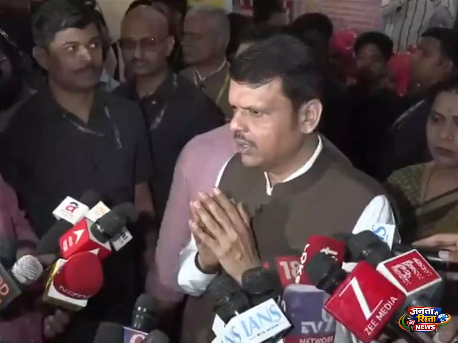 देवेंद्र फडणवीस ने दूरसंचार विभाग के अलर्ट संदेश को बताया आपदा तैयारी की परख देवेंद्र फडणवीस ने दूरसंचार विभाग के अलर्ट संदेश को बताया आपदा तैयारी की परख