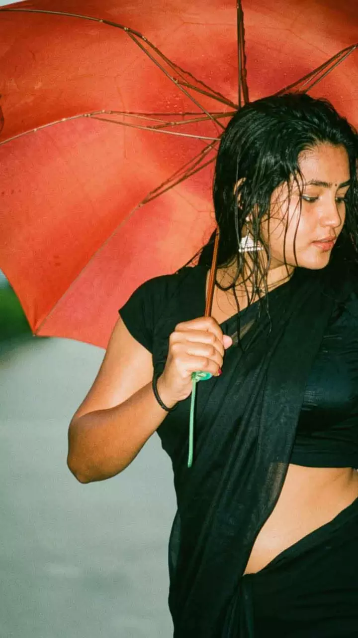 साड़ी में खूबसूरत लगी सौम्या डी