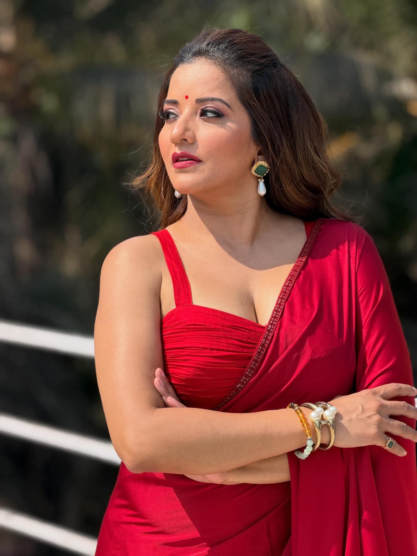 मोनालिसा लाल साडी में बहुत खूबसूरत दिखी