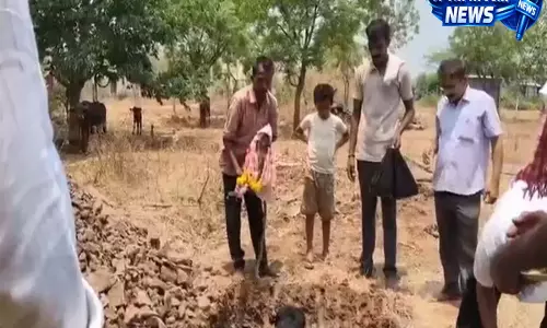 Bengaluru: ग्रामीणों ने लिंगायत रीति-रिवाजों के साथ बंदर का अंतिम संस्कार किया Bengaluru: ग्रामीणों ने लिंगायत रीति-रिवाजों के साथ बंदर का अंतिम संस्कार किया