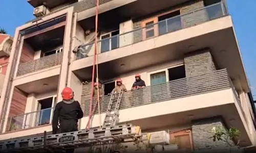 दिल्ली के विवेक विहार में बहुमंजिला इमारत में लगी आग, अब तक 9 लोगों की मौत दिल्ली के विवेक विहार में बहुमंजिला इमारत में लगी आग, अब तक 9 लोगों की मौत