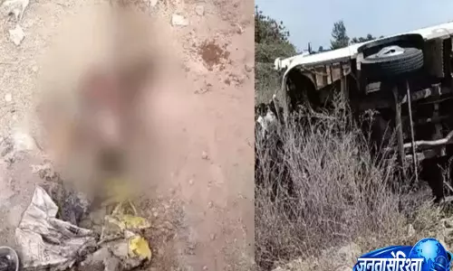 Gujarat: तीर्थयात्रियों से भरी बस पलटने से 2 की मौत, 15 घायल
