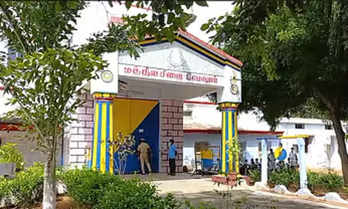 Tamil Nadu: जेलों में बड़ा बदलाव, आत्महत्याओं को रोकने के लिए दीवारों से हटाई गईं कीलें Tamil Nadu: जेलों में बड़ा बदलाव, आत्महत्याओं को रोकने के लिए दीवारों से हटाई गईं कीलें