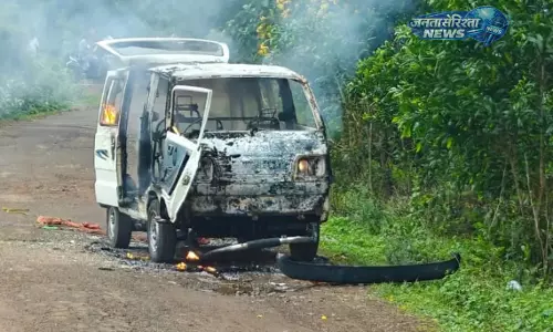 Bhadrak में मवेशी तस्करी के शक पर वाहन में आग, इलाके में तनाव Bhadrak में मवेशी तस्करी के शक पर वाहन में आग, इलाके में तनाव