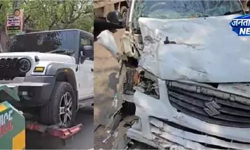 Gurugram में थार ने कार को टक्कर मारी, सवारों की जान बची Gurugram में थार ने कार को टक्कर मारी, सवारों की जान बची