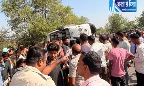 जांजगीर में बस दुर्घटनाग्रस्त, 50 यात्री घायल जांजगीर में बस दुर्घटनाग्रस्त, 50 यात्री घायल
