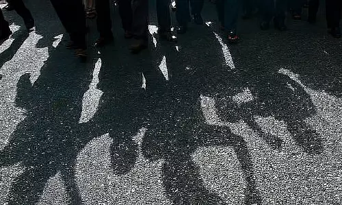 UP : कैला भट्टा में धार्मिक जुलूस पर हमला, पत्थरबाजी से तनाव, कई लोग घायल