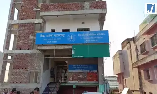 करोड़ों की बैंक डकैती में सरगना समेत तीन गिरफ्तार, सोना और नकदी बरामद करोड़ों की बैंक डकैती में सरगना समेत तीन गिरफ्तार, सोना और नकदी बरामद