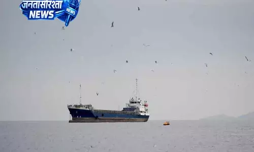 Iranian सुपरटैंकर HUGE ने 220 मिलियन डॉलर का तेल अमेरिकी नाकेबंदी से पार किया Iranian सुपरटैंकर HUGE ने 220 मिलियन डॉलर का तेल अमेरिकी नाकेबंदी से पार किया