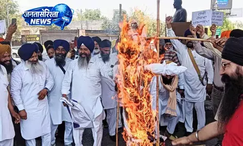 Amritsar: कांग्रेस नेता रंधावा का पुतला जलाया गया