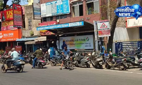 Thiruvottiyur High Road: बस स्टॉप पर खड़ी गाड़ियों के कारण यातायात थम गया