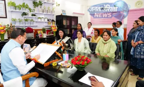 आंगनवाड़ी कार्यकर्ताओं की हड़ताल टली, CM धामी ने मानदेय वृद्धि का दिया आश्वासन आंगनवाड़ी कार्यकर्ताओं की हड़ताल टली, CM धामी ने मानदेय वृद्धि का दिया आश्वासन