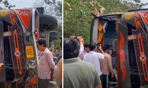 ड्राइवर की तबीयत बिगड़ने पर पलटी बस, 2 दर्जन यात्री घायल ड्राइवर की तबीयत बिगड़ने पर पलटी बस, 2 दर्जन यात्री घायल