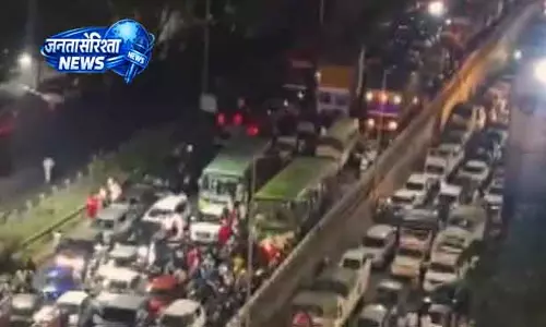 Pune में बच्ची के रेप-मर्डर पर विरोध, मुंबई-बेंगलुरु हाईवे पर 4 घंटे ट्रैफिक जाम Pune में बच्ची के रेप-मर्डर पर विरोध, मुंबई-बेंगलुरु हाईवे पर 4 घंटे ट्रैफिक जाम