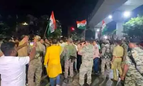 पश्चिम बंगाल में विधाननगर मतगणना केंद्र के बाहर तृणमूल-भा.ज.पा. के बीच संघर्ष