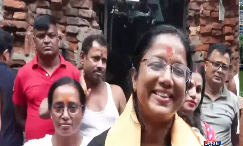 बंगाल चुनाव नतीजों से पहले मंदिरों में पहुंचे BJP उम्मीदवार, दैवीय आशीर्वाद का दावा बंगाल चुनाव नतीजों से पहले मंदिरों में पहुंचे BJP उम्मीदवार, दैवीय आशीर्वाद का दावा