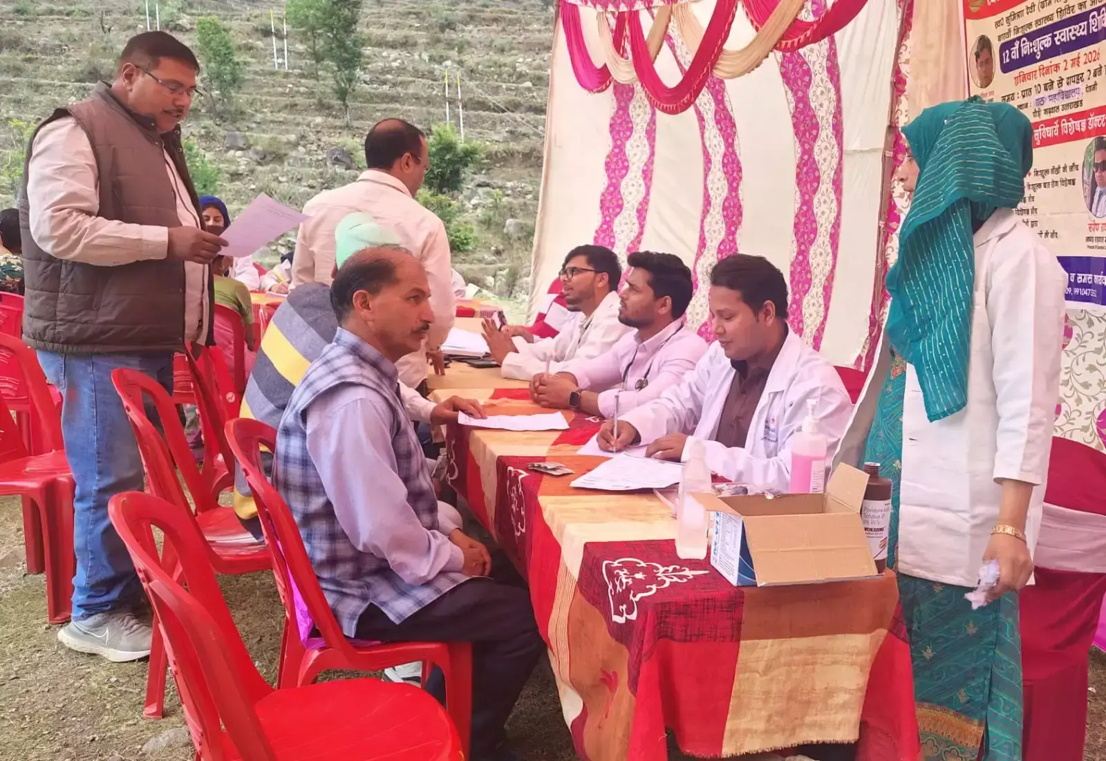 Pauri Garhwal: हेल्थ कैंप में उमड़ी भीड़, 200 से अधिक जांच Pauri Garhwal: हेल्थ कैंप में उमड़ी भीड़, 200 से अधिक जांच