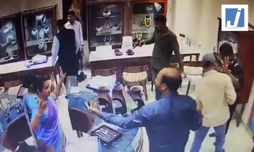 हथियारबंद लुटेरों ने आभूषण की दुकान में धावा बोला, तीन घायल