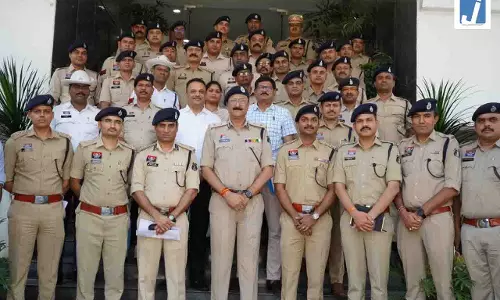 रायपुर पुलिस कमिश्नर ने उत्कृष्ट कार्य करने वाले पुलिस अधिकारियों और कर्मचारियों को किया सम्मानित