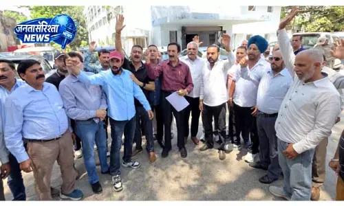 Jammu: ठेकेदार संघ का प्रदर्शन, काम और भुगतान में समस्याओं पर ध्यान आकर्षित Jammu: ठेकेदार संघ का प्रदर्शन, काम और भुगतान में समस्याओं पर ध्यान आकर्षित