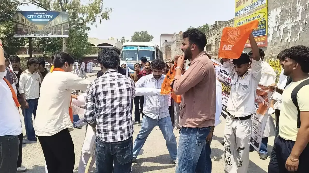 Sirsa: छात्रों का प्रदर्शन, मंत्री के खिलाफ पुतला दहन Sirsa: छात्रों का प्रदर्शन, मंत्री के खिलाफ पुतला दहन
