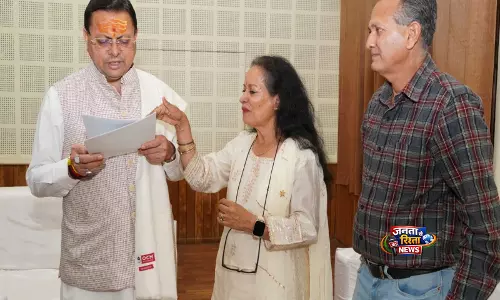 CM धामी ने की जन शिकायत सुनवाई, अभिनेत्री हिमानी शिवपुरी ने चार धाम व्यवस्थाओं की सराहना की CM धामी ने की जन शिकायत सुनवाई, अभिनेत्री हिमानी शिवपुरी ने चार धाम व्यवस्थाओं की सराहना की