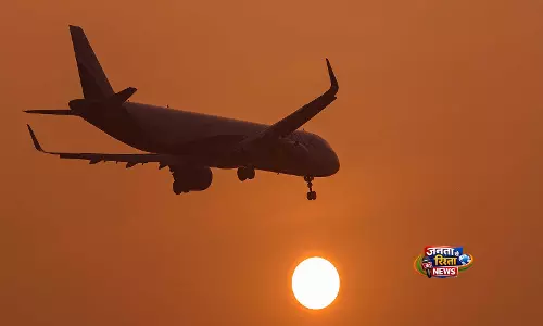 Chennai Airport: एयर अरेबिया फ्लाइट से यात्री ने इमरजेंसी गेट खोलकर लगाई छलांग, रनवे पर भागने की कोशिश Chennai Airport: एयर अरेबिया फ्लाइट से यात्री ने इमरजेंसी गेट खोलकर लगाई छलांग, रनवे पर भागने की कोशिश