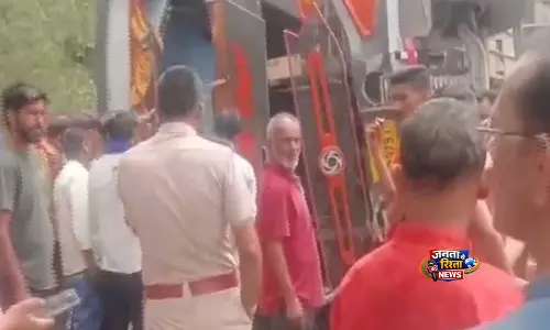 हिमाचल प्रदेश: कांगड़ा के Nurpur में ऊना जा रही एक निजी बस पलटने से 26 यात्री घायल