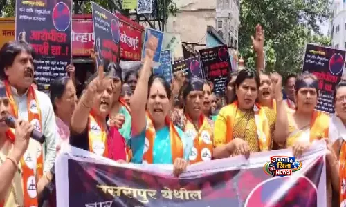 Sarapur में नाबालिग से रेप और हत्या के मामले में शिवसेना की महिला नेताओं ने मौत की सज़ा की मांग की Sarapur में नाबालिग से रेप और हत्या के मामले में शिवसेना की महिला नेताओं ने मौत की सज़ा की मांग की
