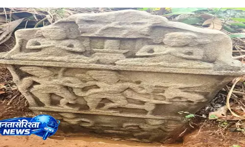 Udupi के वाकवाड़ी गांव में मिला हिरण शिकार दर्शाने वाला दुर्लभ वीरगल्लू Udupi के वाकवाड़ी गांव में मिला हिरण शिकार दर्शाने वाला दुर्लभ वीरगल्लू