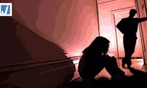 कलयुगी भाई ने 14 साल की ममेरी बहन से किया दुष्कर्म, डरा-धमकाकर दी जान से मारने की धमकी कलयुगी भाई ने 14 साल की ममेरी बहन से किया दुष्कर्म, डरा-धमकाकर दी जान से मारने की धमकी
