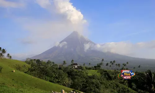 Philippines में मेयोन ज्वालामुखी फटने से हज़ारों लोगों को सुरक्षित स्थानों पर पहुंचाया गया
