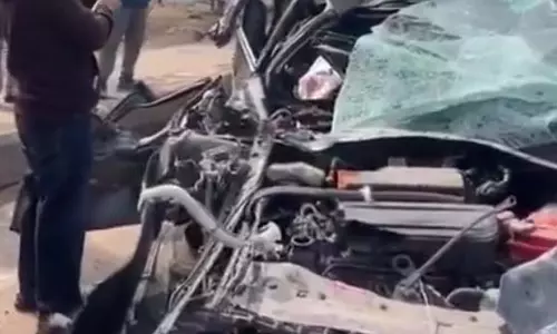 रोड पर भीषण हादसा, कार के उड़े परखच्चे, वीडियो वायरल