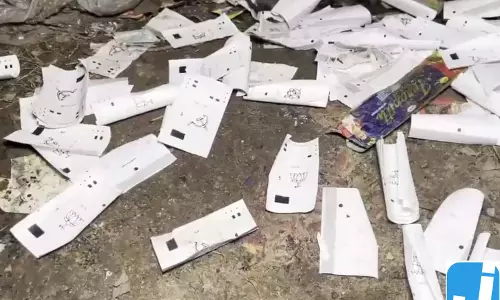 मध्यमग्राम में VVPAT पर्चियां मिलने से मचा हड़कंप मध्यमग्राम में VVPAT पर्चियां मिलने से मचा हड़कंप