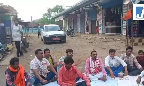 बेकाबू JCB ने पति-पत्नी को कुचला, मौके पर ही थमी सांसें, गुस्साए ग्रामीणों का चक्काजाम बेकाबू JCB ने पति-पत्नी को कुचला, मौके पर ही थमी सांसें, गुस्साए ग्रामीणों का चक्काजाम